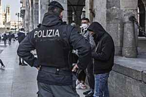 Agente immobilizza un africano armato. Il giudice lo condanna per lesioni personali