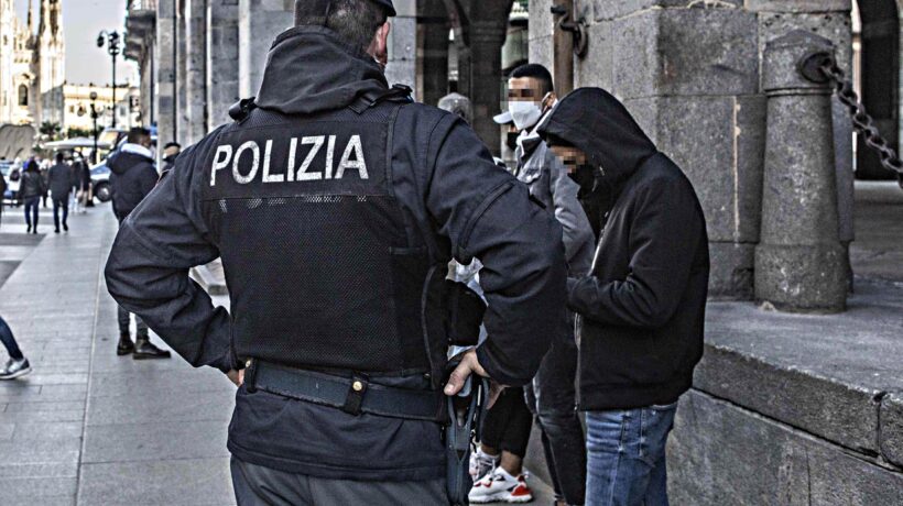 Agente immobilizza un africano armato. Il giudice lo condanna per lesioni personali