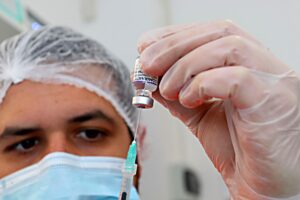 Ora subito via l’obbligo di vaccinarsi. E  commissione d’inchiesta sul Covid