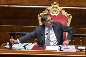 Insulti e stelle delle Br per La Russa. Però il Pd accusa il… centrodestra