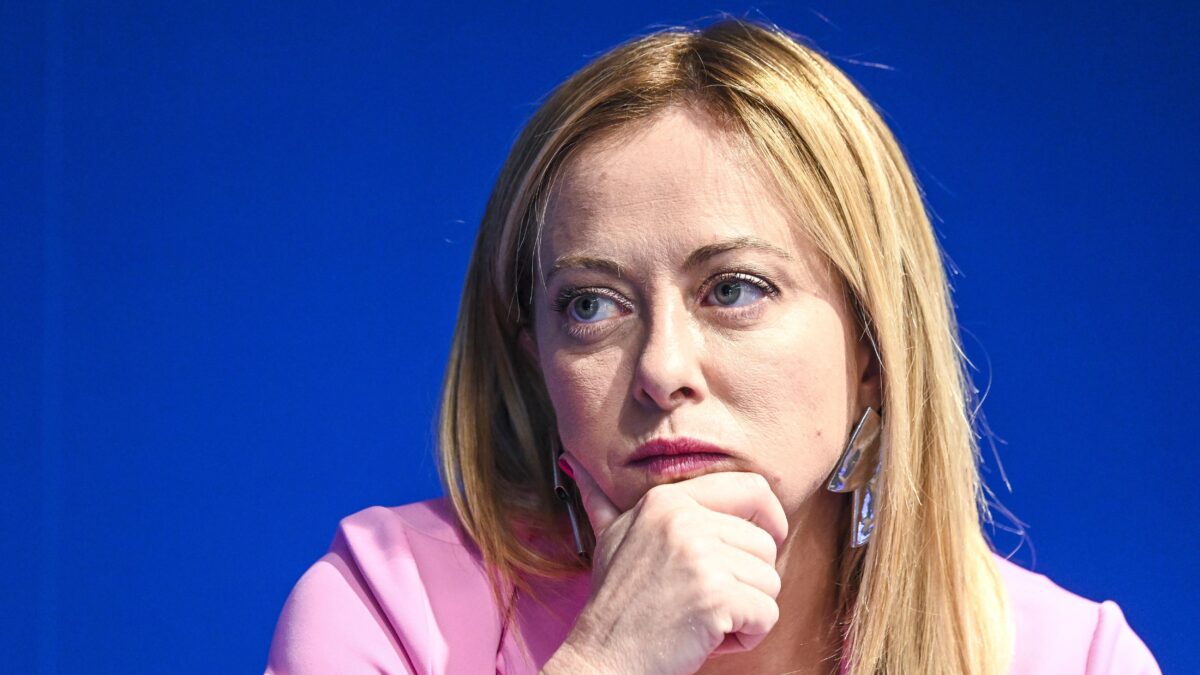 Guerra atomica tra Meloni e il Cav