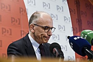 Cabaret Letta: «Tutta colpa di Putin». E impugna la siringa: voglio i vaccini