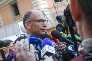 La sinistra perde la testa, insulta e proclama lo sciopero del brindisi