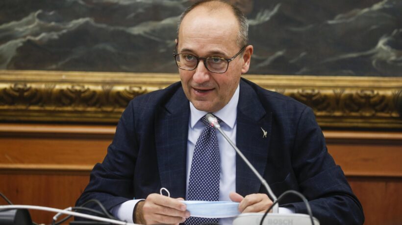 Alberto Bagnai: «Lo dice pure la Bce: il contante significa libertà, non evasione»