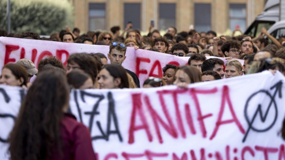 La messinscena dei finti rivoluzionari che aiutano il potere
