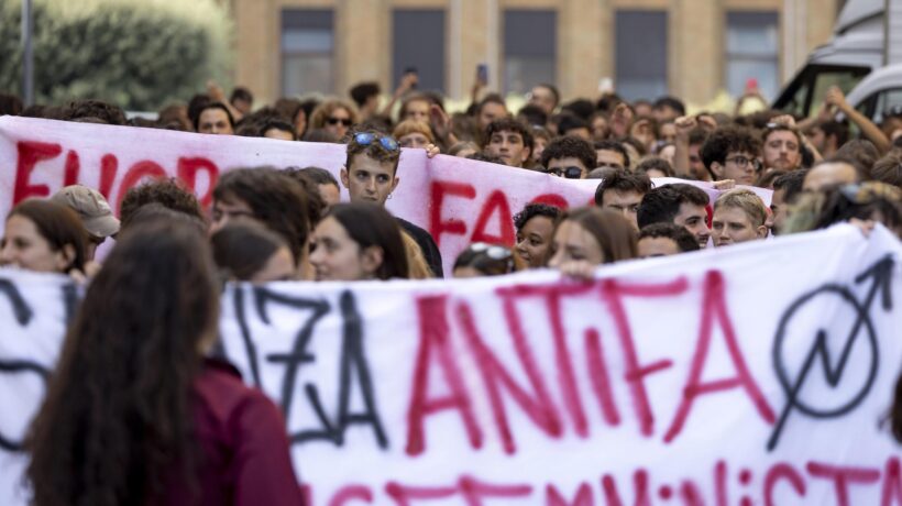 La messinscena dei finti rivoluzionari che aiutano il potere