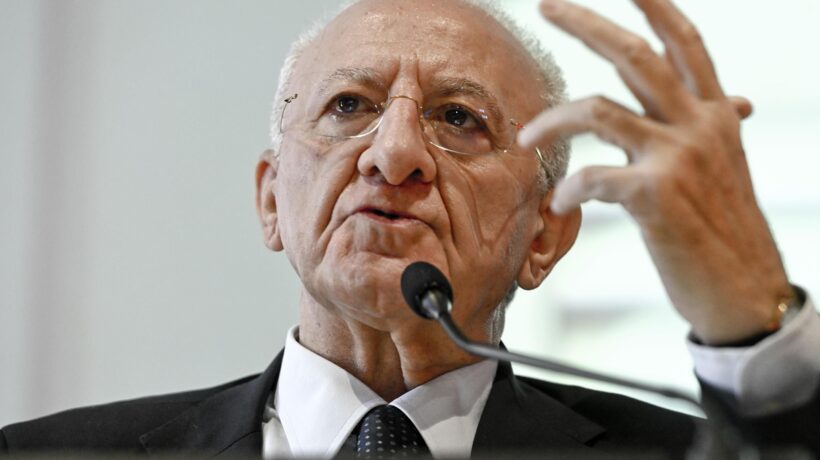 Per favore, aiutate De Luca a uscire dalla sua macchietta