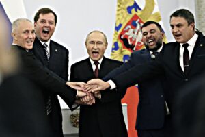 Putin smembra l’Ucraina, poi offre la tregua
