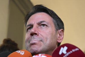 Diktat e sacrifici non sono bastati. In tanti appoggiano ancora il sistema