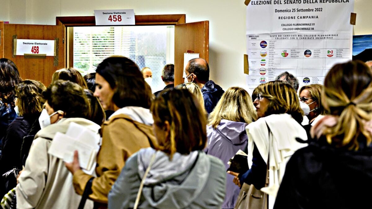 «Repubblica» inorridisce: sono tornati abbracci, cene e persino le elezioni