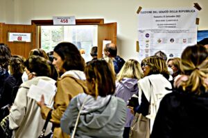 «Repubblica» inorridisce: sono tornati abbracci, cene e persino le elezioni