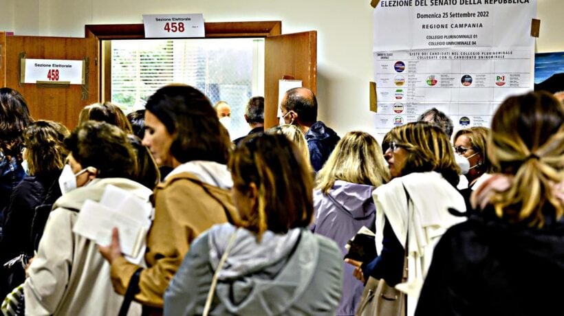 «Repubblica» inorridisce: sono tornati abbracci, cene e persino le elezioni