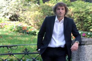Cruciani: «Meloni atto primo: via le multe ai no vax e addio quarantene»