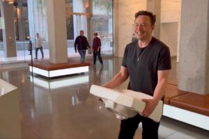 Musk si sbarazza dei liberticidi di Twitter