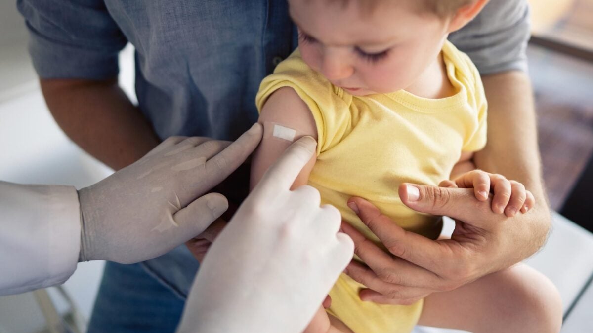 Cade l’ultimo spauracchio per vaccinare i bimbi