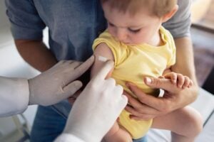 Cade l’ultimo spauracchio per vaccinare i bimbi