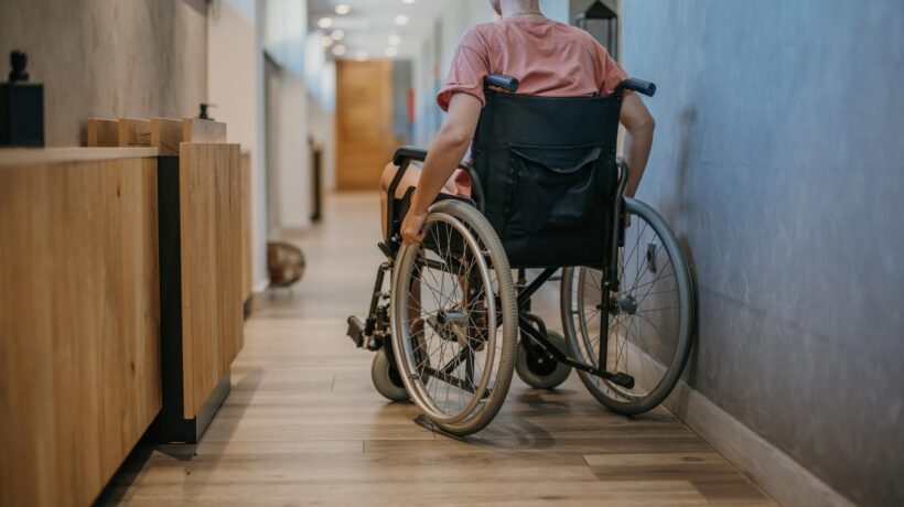 Infermiera in sedia a rotelle dopo il richiamo