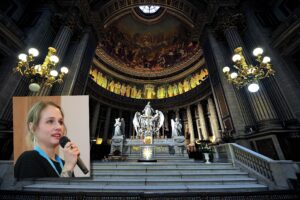 Urinò in chiesa mimando un aborto. L’Europa ora le dà quasi 10.000 euro