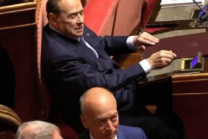 La surreale giornata di Berlusconi