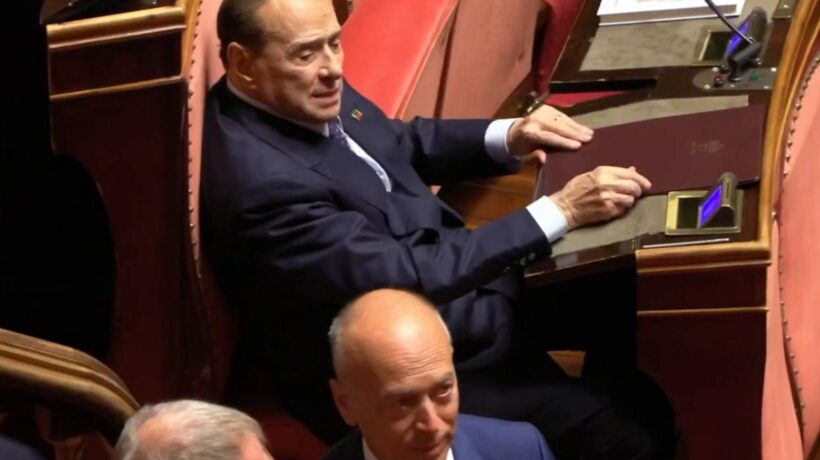 La surreale giornata di Berlusconi