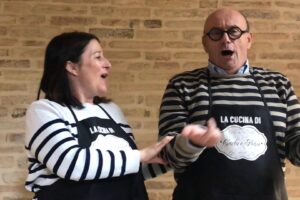 Le pillole di galateo di Petra e Carlo: il dress code del giuramento