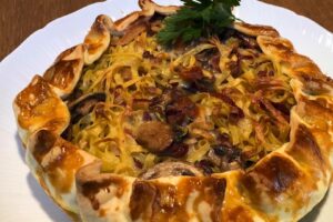 Cuciniamo insieme: tagliatelle in crosta con funghi e prosciutto