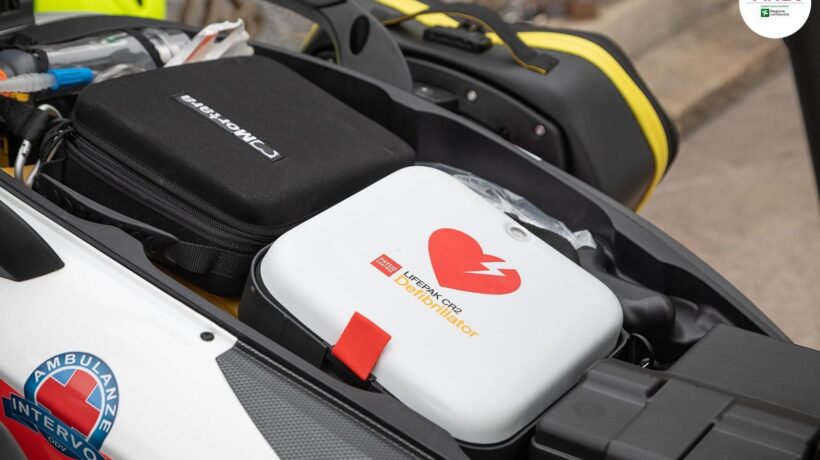 L'elettrocardiografo e il defibrillatore nel vano sottosella (Areu)