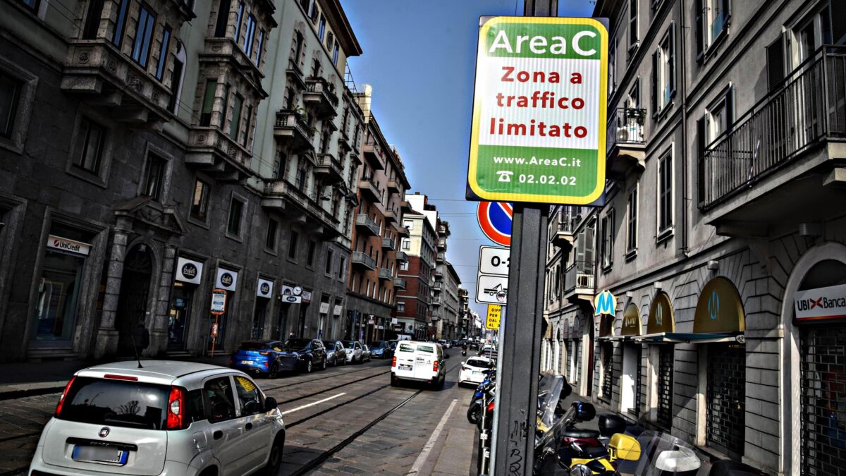 E per entrare nel centro della città la Panda ibrida paga, la Porsche no