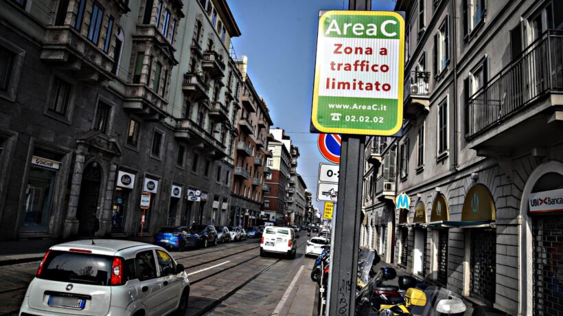 E per entrare nel centro della città la Panda ibrida paga, la Porsche no