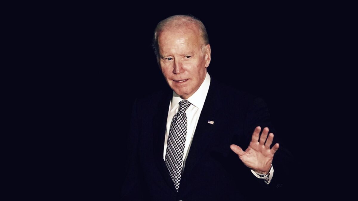 Biden evoca l’Armageddon nucleare ma la Casa Bianca spegne l’incendio