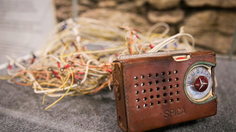 La radio a transistor con cui i sopravvissuti cercarono inutilmente di lanciare l'sos (Ansa)