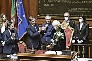 La Segre si allarga. Il suo discorso è un comizio politico
