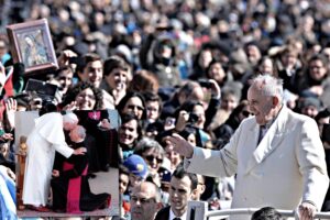 Cl torna a inginocchiarsi davanti al Papa