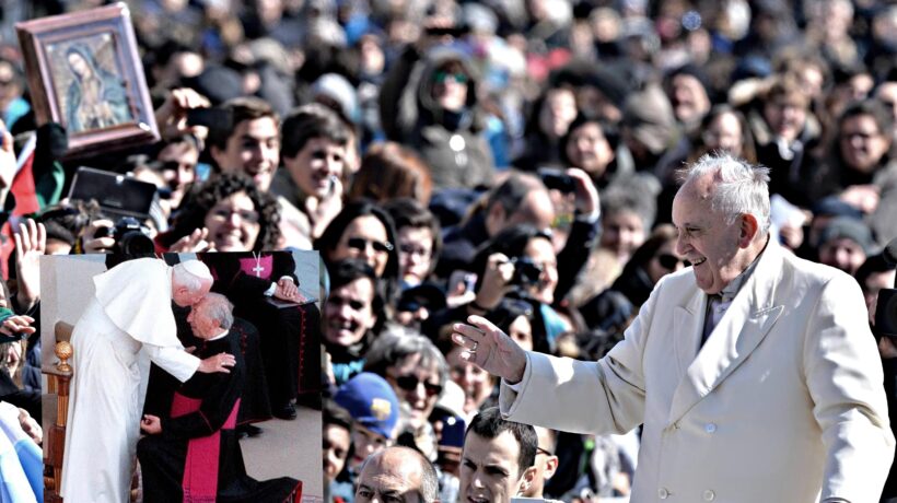 Cl torna a inginocchiarsi davanti al Papa