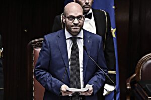 Fontana eletto senza patemi alla guida della Camera. L’opposizione si spacca in tre