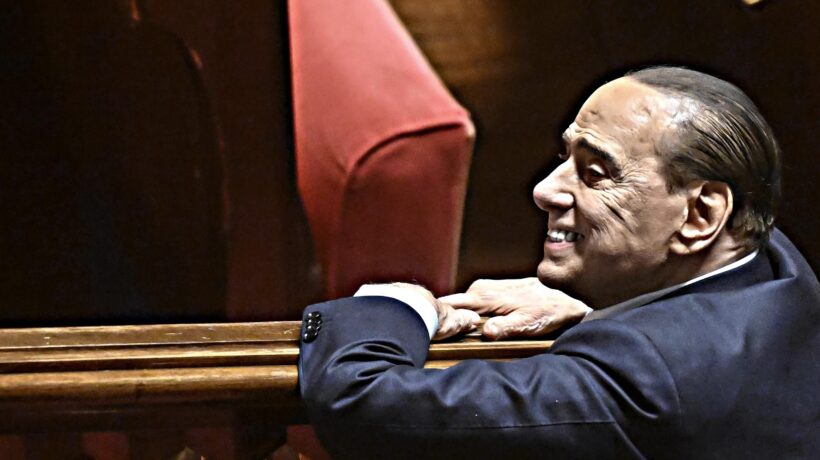 Berlusconi tiene in allerta i «falchi». E il biglietto diventa una miccia