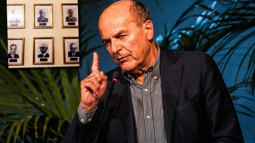 Isteria da Duce. Una foto fa toccare il fondo del ridicolo