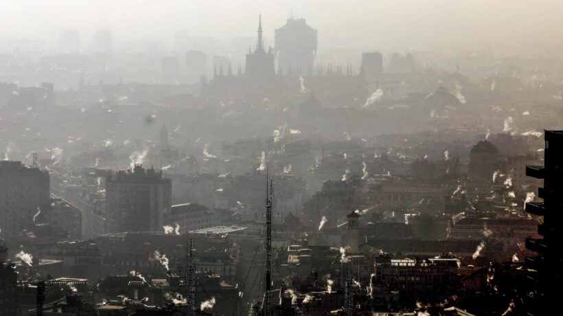 Lo smog è in salita: stop anche alle auto con la scatola nera