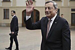 Draghi, l’addio è la supercazzola alle Camere