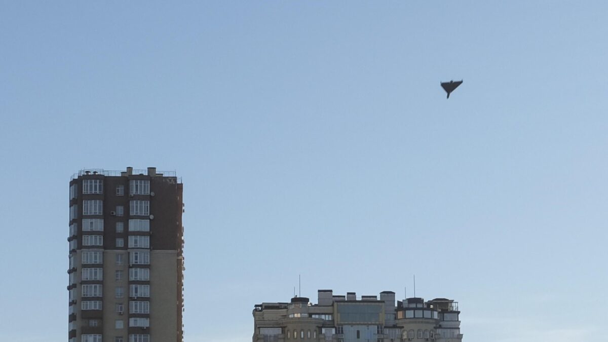 «Costano poco ma sono micidiali». I droni iraniani incendiano il fronte