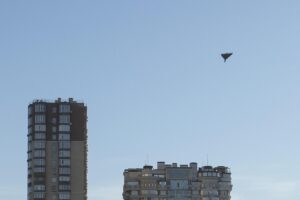 «Costano poco ma sono micidiali». I droni iraniani incendiano il fronte