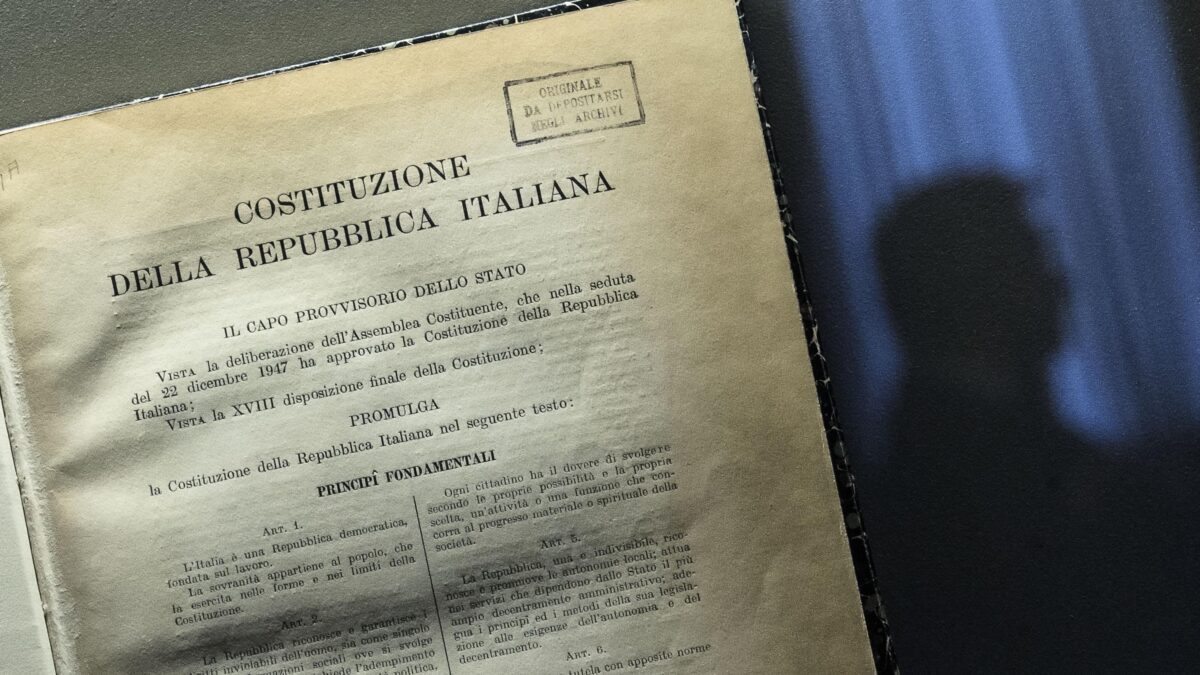 La Costituzione va letta per intero: tutela anche famiglia naturale e vita
