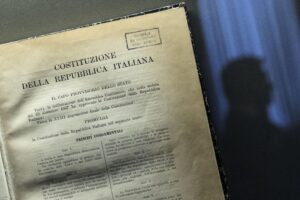 La Costituzione va letta per intero: tutela anche famiglia naturale e vita