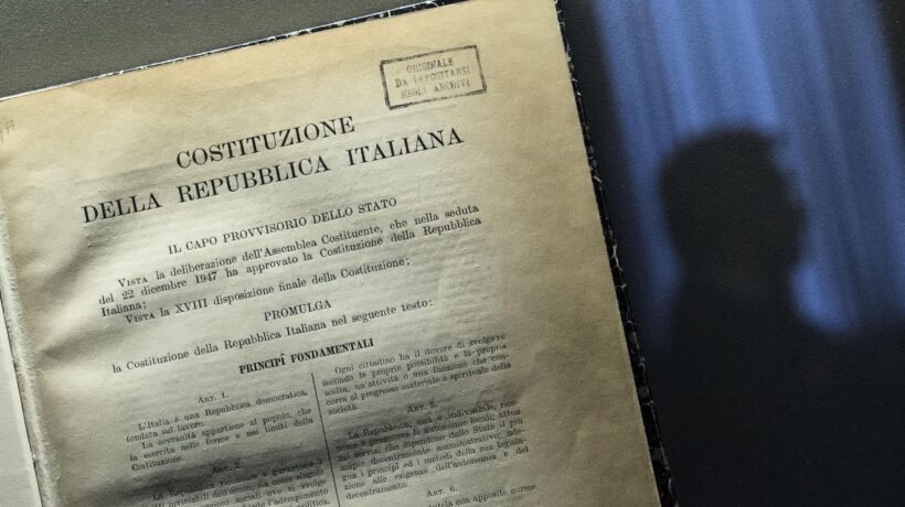 La Costituzione va letta per intero: tutela anche famiglia naturale e vita