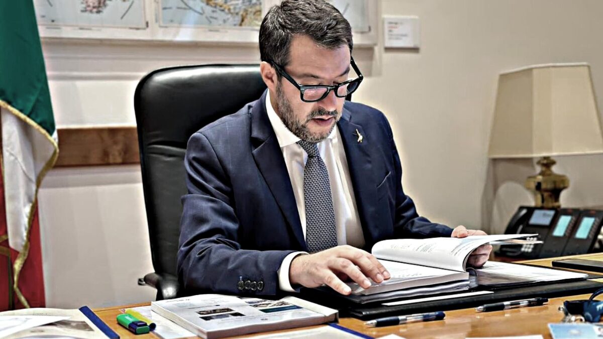 Salvini battezza la Guardia costiera. Piantedosi già al lavoro sugli sbarchi