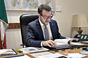Salvini battezza la Guardia costiera. Piantedosi già al lavoro sugli sbarchi