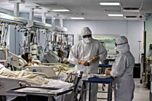 Torna la litania sulle intensive piene di non vaccinati. Ma il vero nodo sono le cure