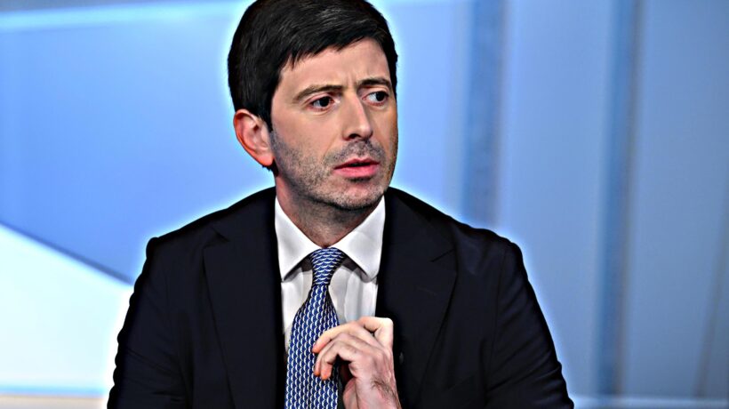 Fdi: «Stop alle multe ai no vax». Ora il governo reintegri i sanitari