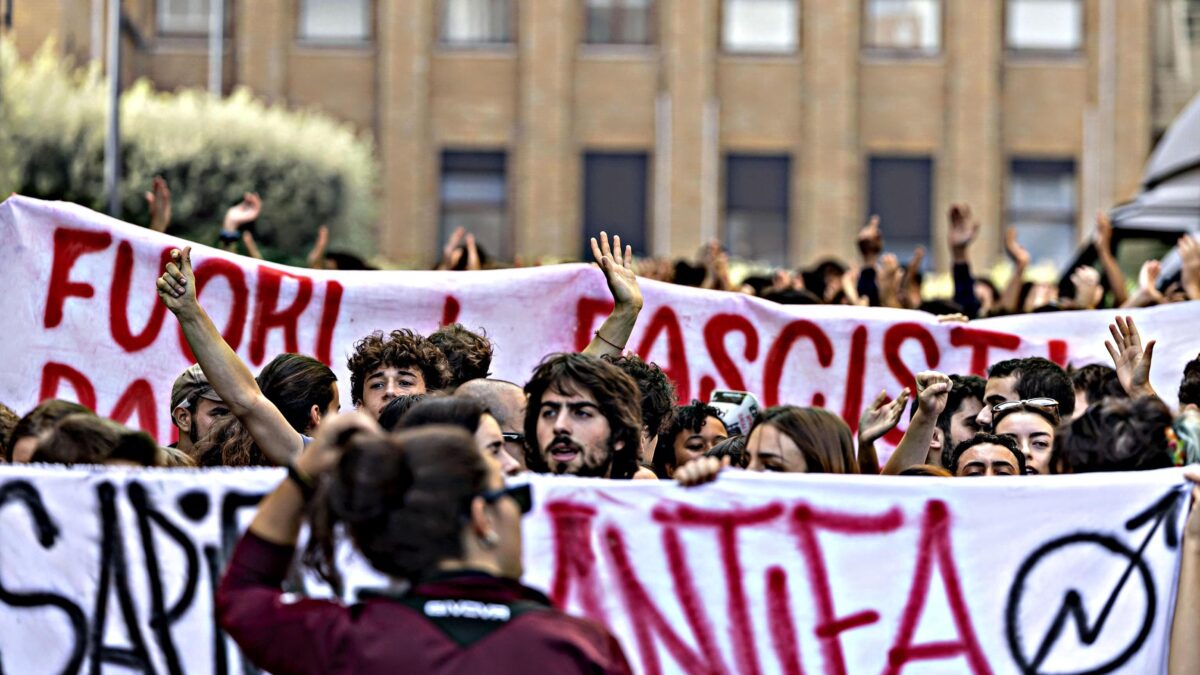 I fan degli idranti contro i portuali piangono per i violenti della Sapienza