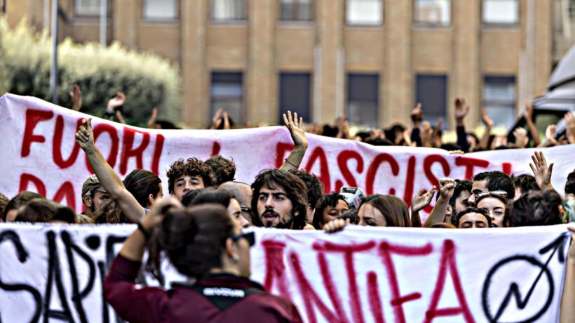 I fan degli idranti contro i portuali piangono per i violenti della Sapienza